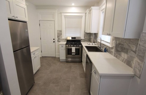 Central Hyde Park Apartamento | Entire 1st Floor! 2 BEDROOM in HYDE PARK w/PARKING, W&D, Central A/C, Near PLAZA