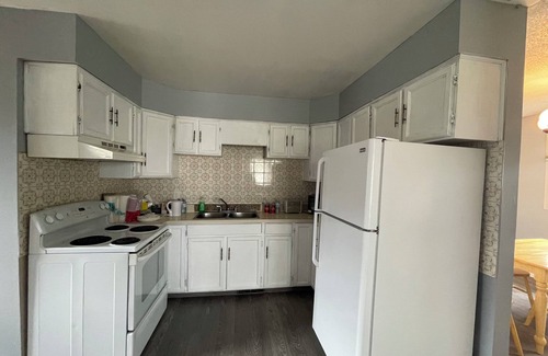 Stettler Casa | Entire 2-bedroom 1.5 bath townhouse w/ kitchen & laundry near amenities 1700sqft