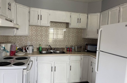 Stettler Casa | Entire 2-bedroom 1.5 bath townhouse w/ kitchen & laundry near amenities 1700sqft