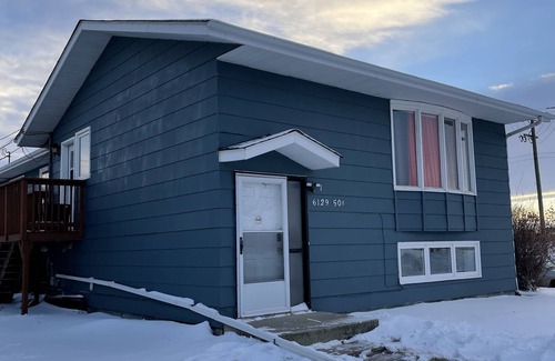 Stettler Casa | Entire 2-bedroom 1.5 bath townhouse w/ kitchen & laundry near amenities 1700sqft