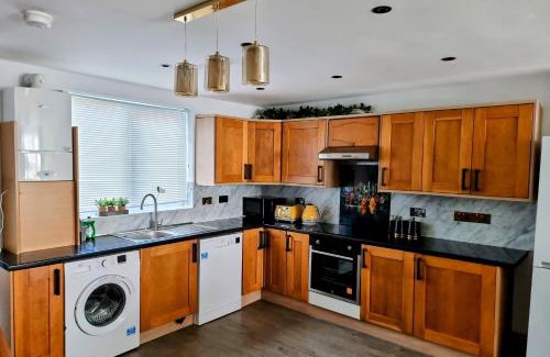Tooting Casa | Entire 2 Bedroom Family House in London by Zaftatic