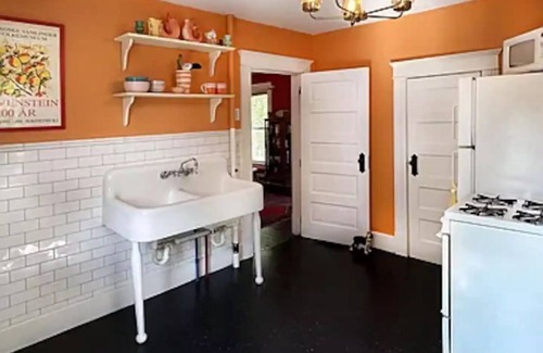 Beloit Casa | Entire 2 Bedroom Home near Beloit College