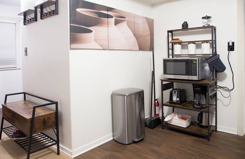 Westland Casa | Family-Friendly Getaway - 2BR Home Near DTW & Downtown Detroit
