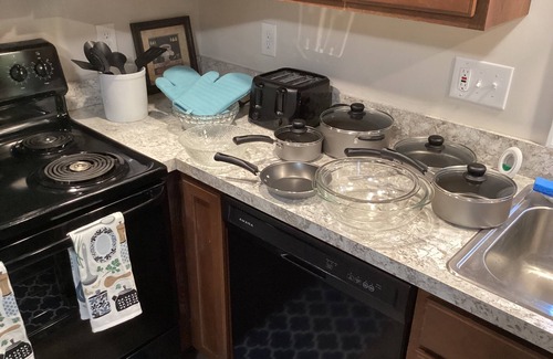 Evansville Casa | Entire 2 bedroom House with Living Room, close to all...Sleeps 6.