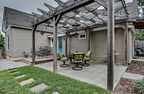 Old Irving Park Casa | Entire 2 bedroom house with open floor plan, porch and patio, close to shopping!