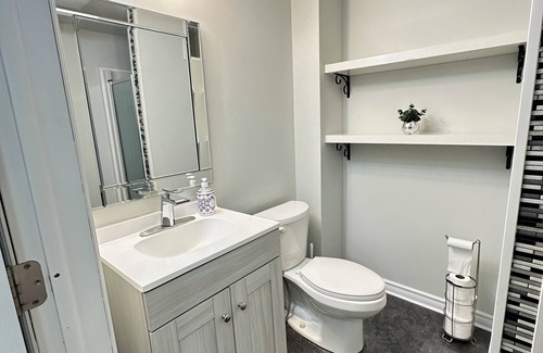 Kitchener Casa | Entire 2 Bedroom lower Unit, Kitchen+Wi-Fi+Laundry+Parking+Ventilated+Well Lit