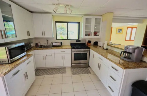 Estate Kings Quarter Casa | Entire 2-story house with pool and hot tub- 5 minutes from beach