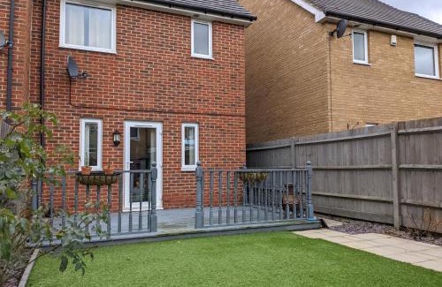 Milton Keynes Casa | Entire 3 bed home Sleeps 6, WiFi, 2 Parking Spaces