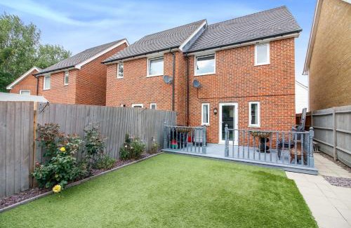 Milton Keynes Casa | Entire 3 bed home Sleeps 6, WiFi, 2 Parking Spaces