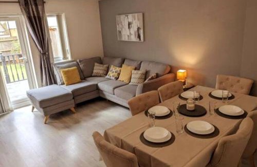 Milton Keynes Casa | Entire 3 bed home Sleeps 6, WiFi, 2 Parking Spaces