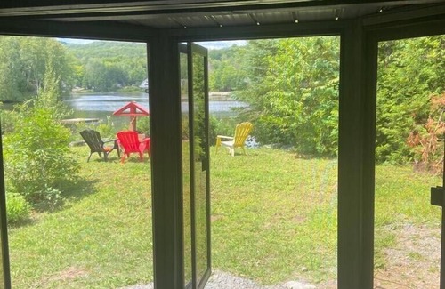 Saint-Hippolyte Chalet De Esquí | Entire 3 bedrooms cottage located on the lake with hot tub and sauna