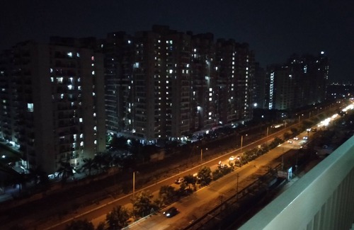 Greater Noida Apartamento | Entire 3 bedroom apartment with WiFI, air condition, attached multiple balconies