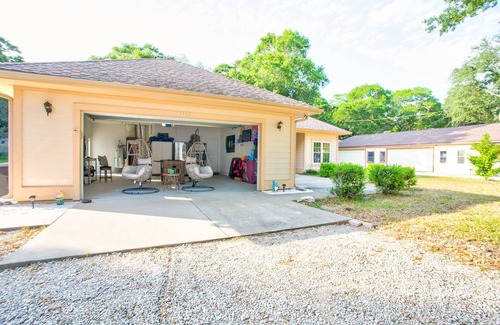 Fort Walton Beach - Destin Casa | Entire 3-bedroom home in Niceville, iconic bay view15 min from Destin beaches!