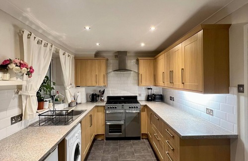 Thames Casa | Entire 3 bedroom house with game room!