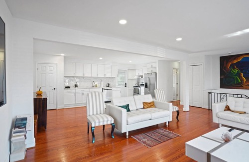 Forest Glen Casa | Entire 3 Bedroom - Silver Spring 5 Min walk to Metro