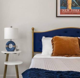 Calgary Casa | Entire 4 Bedroom House Including Basement with King Size Bed, Upgrade Your Stay, Netflix, Sleeps 14