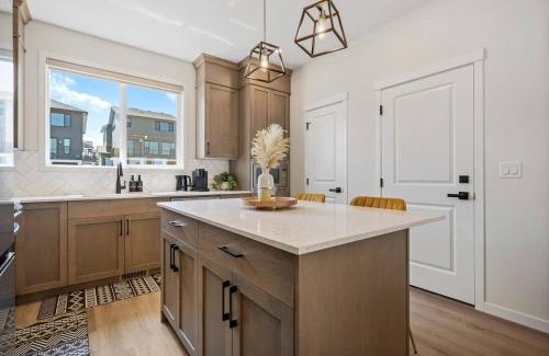 Calgary Casa | Entire 4 Bedroom House Including Basement with King Size Bed, Upgrade Your Stay, Netflix, Sleeps 14