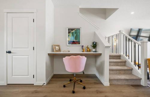 Calgary Casa | Entire 4 Bedroom House Including Basement with King Size Bed, Upgrade Your Stay, Netflix, Sleeps 14