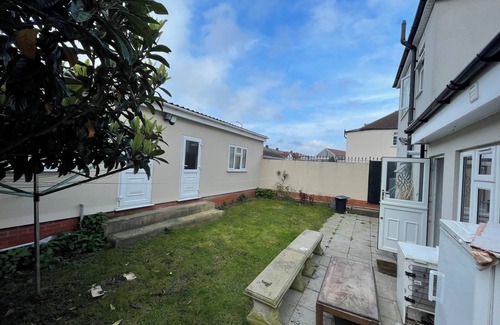 Squirrel's Heath Casa | Entire 6 Bedroom House in London, Free Parking