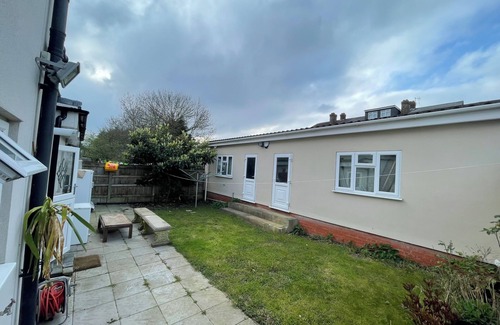 Squirrel's Heath Casa | Entire 6 Bedroom House in London, Free Parking