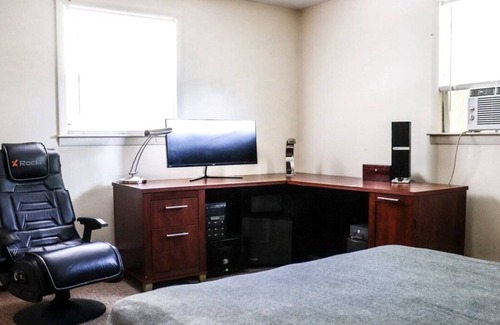 Preston Casa | Entire 6 bedroom house 2 mi to Foxwoods, sleeps 12