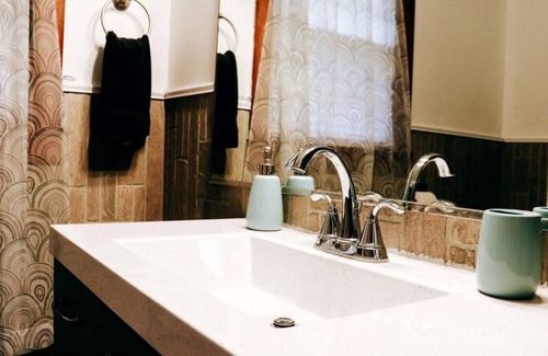 Preston Casa | Entire 6 bedroom house 2 mi to Foxwoods, sleeps 12