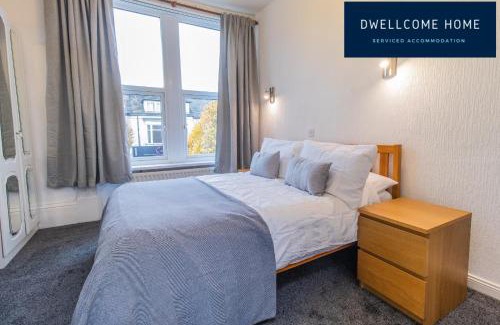 South Shields Hotel | Entire 8 Ensuite Bedroom Coastal Holiday Home Townhouse, Free Parking, Fully Equipped Kitchen, Dining Room & Lounge, Perfect for Family Gatherings, Long Term Contractor, Relocation, etc Stays, 20 mins to Sunderland & Newcastle, See our Site for Assurance