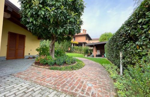 Seregno Apartamento | Entire accommodation with private garden near Milan and Lake Como - Free parking - Family friendly