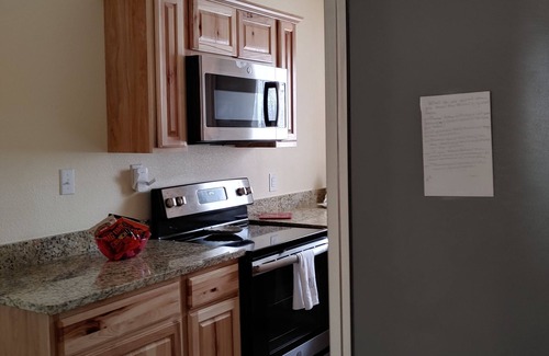 Redwood Apartamento | ENTIRE APARTMENT with Private Hot Tub Outside of San Marcos City