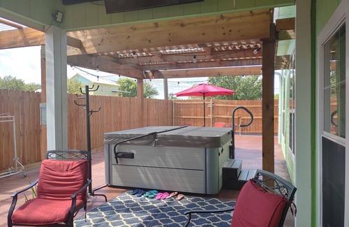 Redwood Apartamento | ENTIRE APARTMENT with Private Hot Tub Outside of San Marcos City