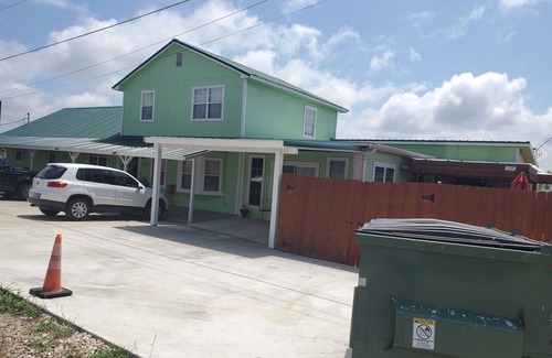 Redwood Apartamento | ENTIRE APARTMENT with Private Hot Tub Outside of San Marcos City