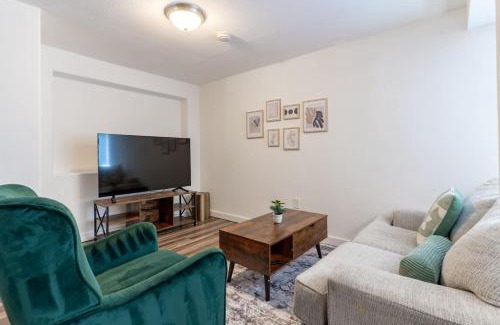South Park Casa | Entire Apt in South Seattle Workspace and Yard