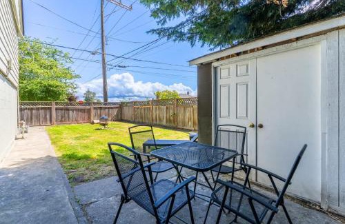 South Park Casa | Entire Apt in South Seattle Workspace and Yard