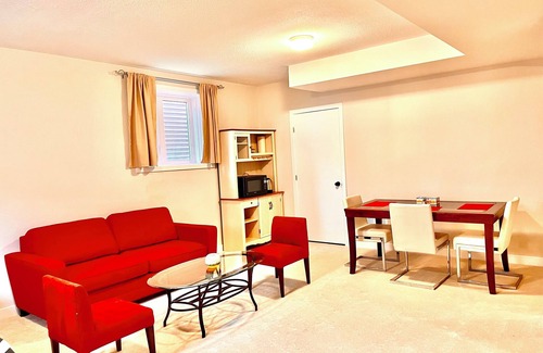 Ottawa Division Casa | Entire basement with large windows, private full bathroom and office