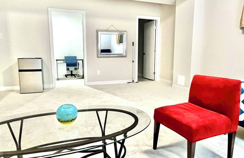 Ottawa Division Casa | Entire basement with large windows, private full bathroom and office