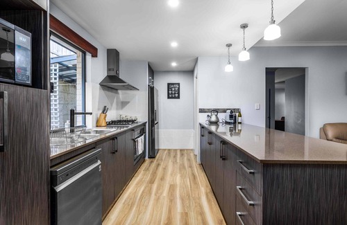 Halls Head Casa | Entire Beach House in Halls Head, sleeps10. Pets welcome. Close to the beach.