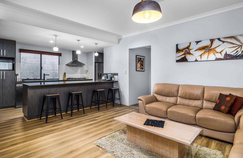 Halls Head Casa | Entire Beach House in Halls Head, sleeps10. Pets welcome. Close to the beach.