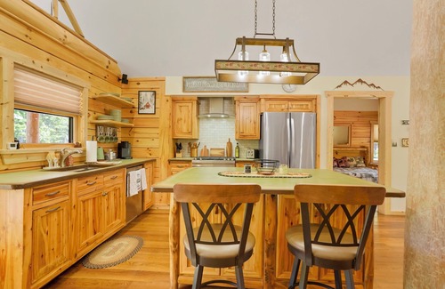 Black Hawk Chalet De Esquí | Entire Cabin Chalet in the Mountains! Lake! Kayak! Sauna! Hot Tub! Hike!