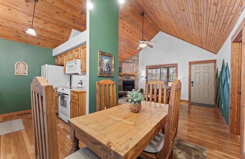 Branson West Cabina | Entire Cabin - Sunroom - Resort Amenities - Near Silver Dollar City