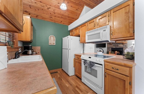 Branson West Cabina | Entire Cabin - Sunroom - Resort Amenities - Near Silver Dollar City