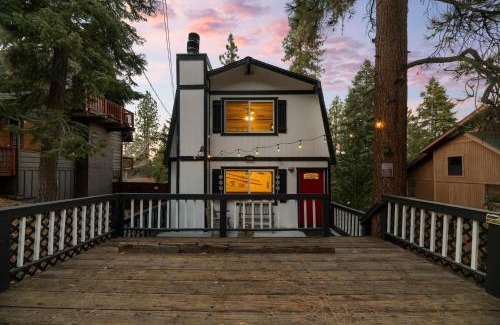 Big Bear Lake Casa | Entire Cabin, Walk to Ski Slopes, Hot Tub, Fast WiFi, 2 Parking, Fenced Yard, Wash & Dryer, Fire Pit, Pet Friendly, BBQ, Hike, Golf, Zoo