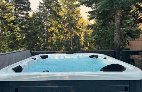 Big Bear Lake Casa | Entire Cabin, Walk to Ski Slopes, Hot Tub, Fast WiFi, 2 Parking, Fenced Yard, Wash & Dryer, Fire Pit, Pet Friendly, BBQ, Hike, Golf, Zoo