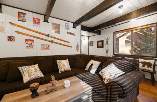 Big Bear Lake Casa | Entire Cabin, Walk to Ski Slopes, Hot Tub, Fast WiFi, 2 Parking, Fenced Yard, Wash & Dryer, Fire Pit, Pet Friendly, BBQ, Hike, Golf, Zoo