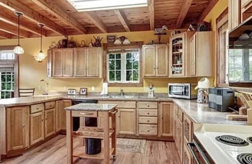 Salamanca Cabaña | Entire Chalet! Hot Tub! Vaulted Timber Ceiling! AC