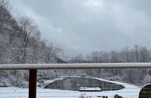 Salamanca Cabaña | Entire Chalet! Hot Tub! Vaulted Timber Ceiling! AC