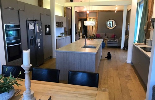 Howlett End Casa | Entire Contemporary Barn 5 bedrooms-rural location