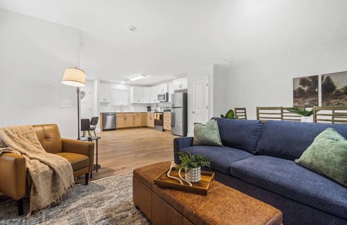 Taylors Casa | Entire duplex w/2 private decks, perfect for groups, near GVL & Paris Mountain
