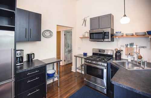West Seventh Casa | Entire Duplex West 7th, Xcel, and DT St. Paul Sleeps 8 Off street Parking!