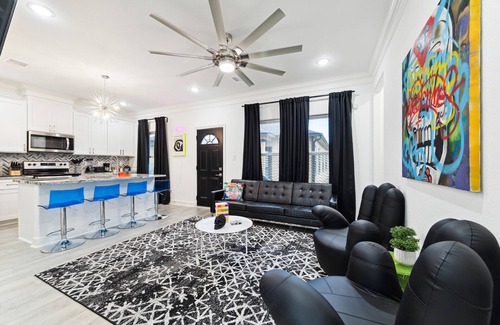 Northside Casa | Entire Duplex with 6-beds, AC, WiFi and a View of Downtown Houston!