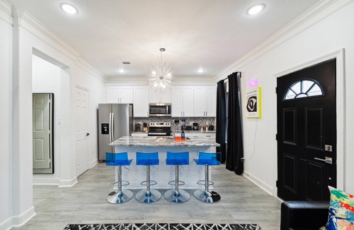 Northside Casa | Entire Duplex with 6-beds, AC, WiFi and a View of Downtown Houston!